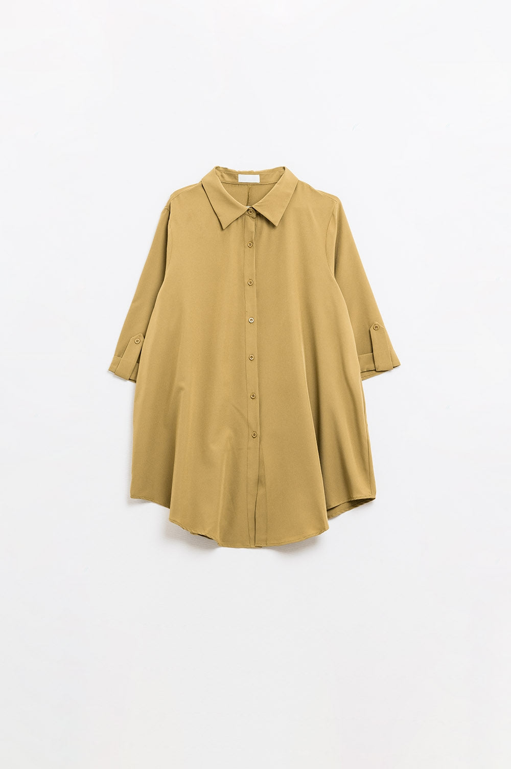 Chemise en tissu très doux et léger de couleur camel