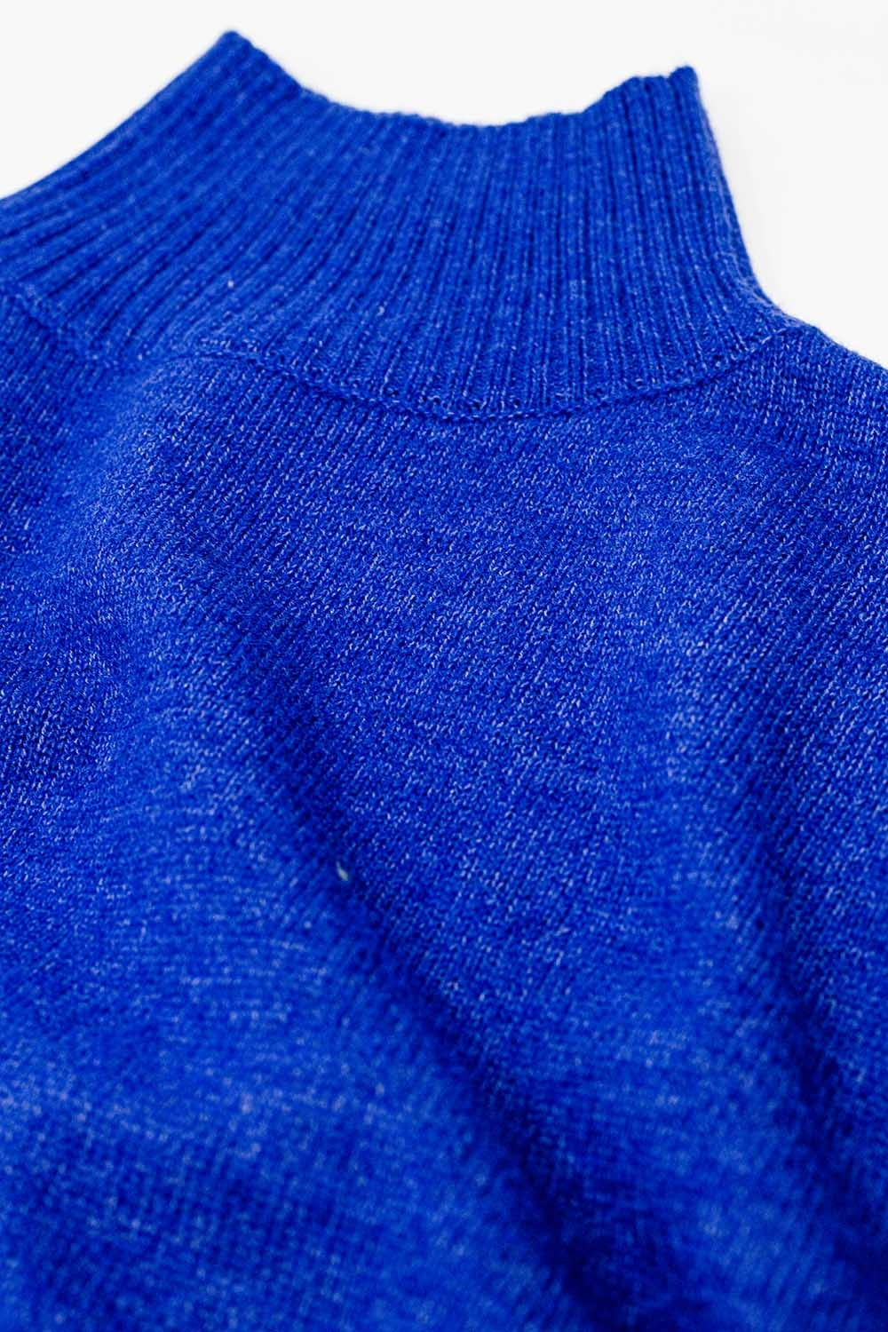 pull-over à grosses mailles en bleu avec col roulé