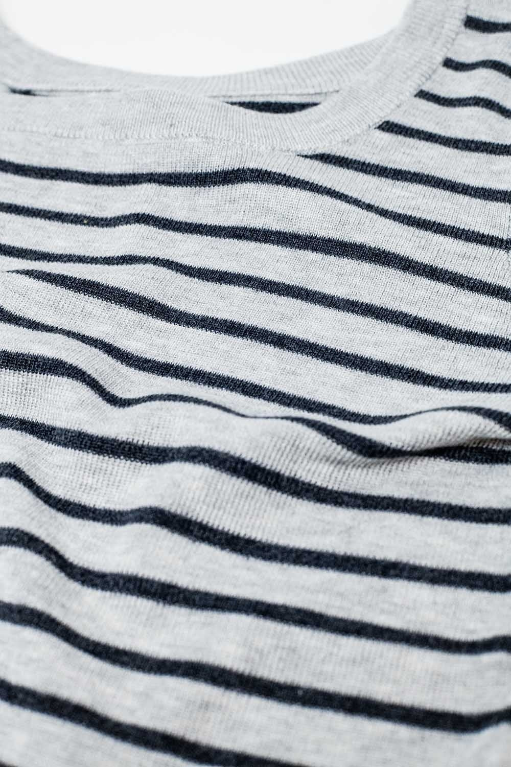 Pull en maille fine rayée grise avec col bateau