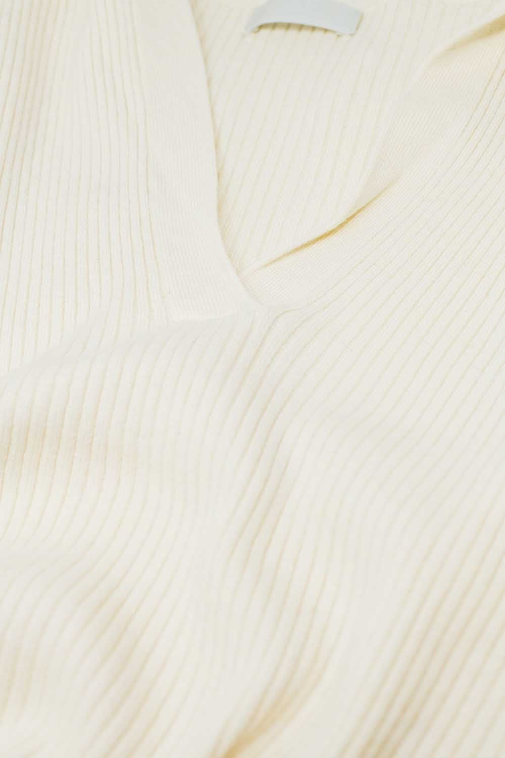 Pull côtelé à col crème et manches longues