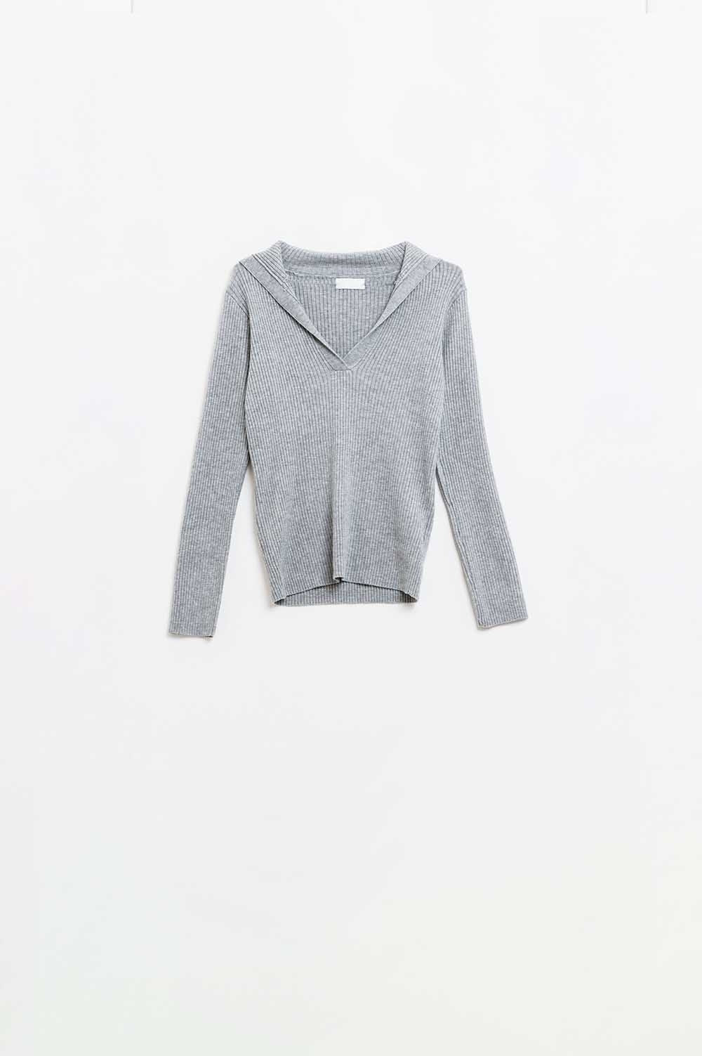 Pull côtelé gris à col et manches longues