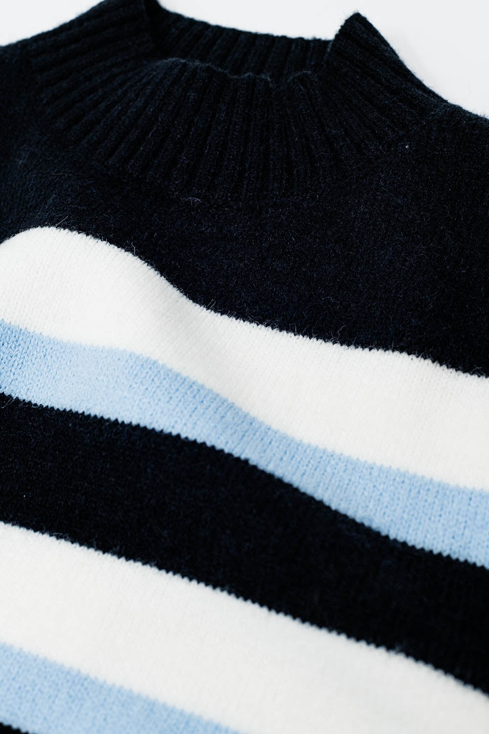 Pull noir à rayures bleues et blanches et col montant