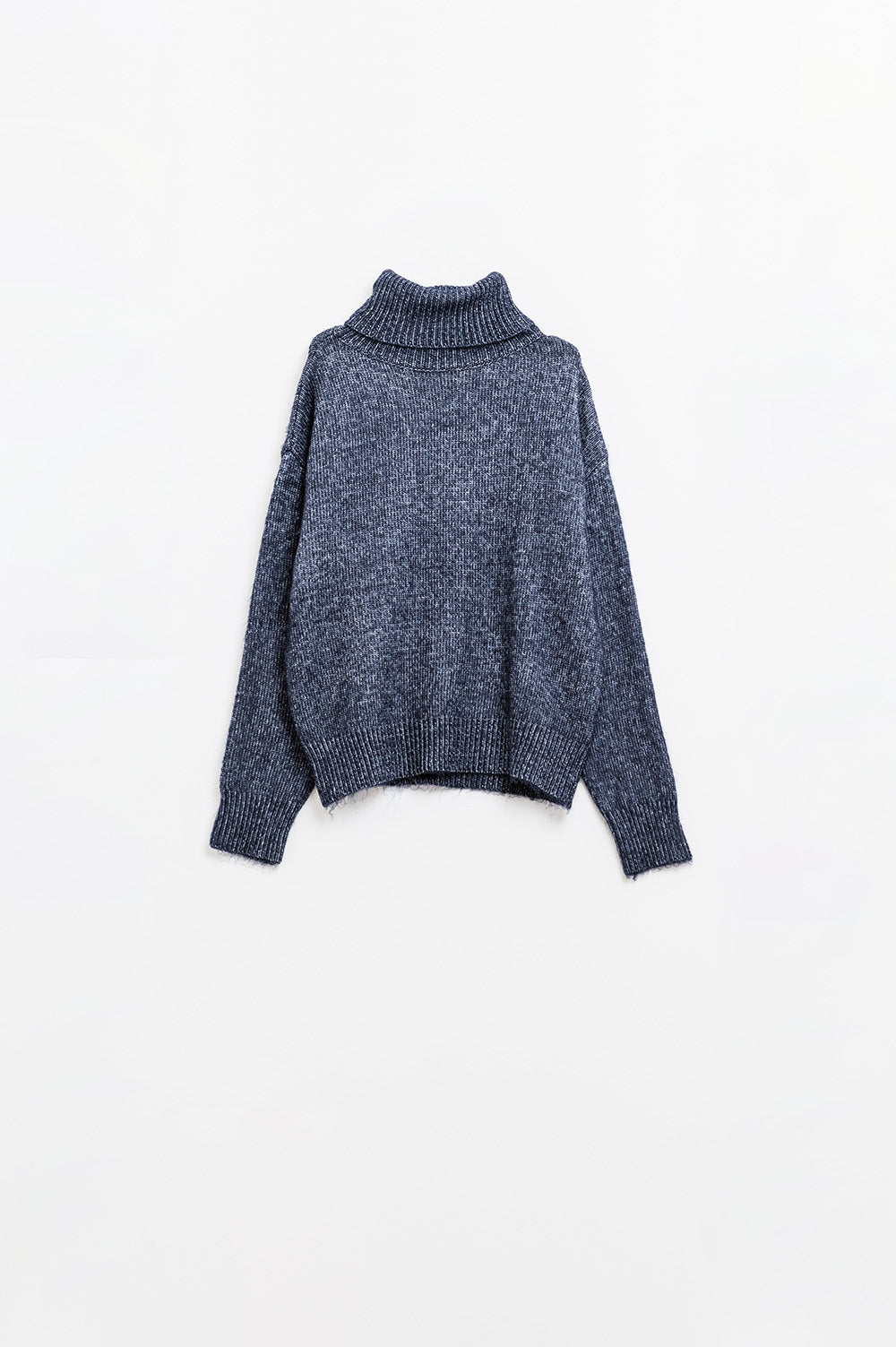 Pull bleu à col roulé et manches tombantes