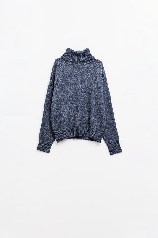 Pull bleu à col roulé et manches tombantes