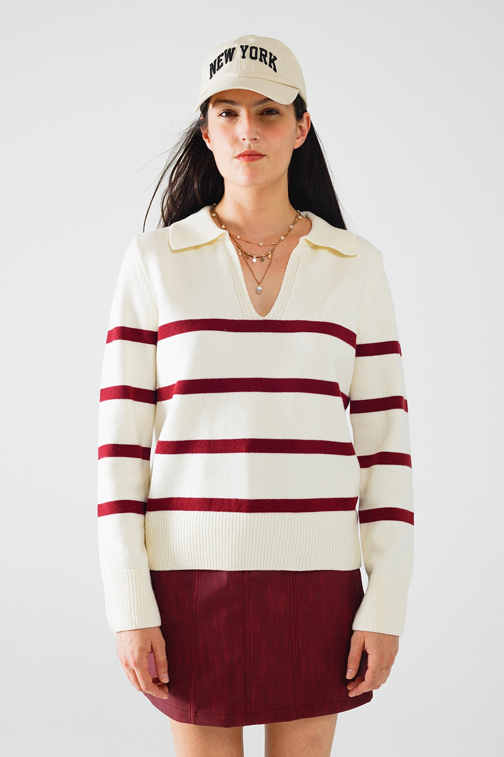 pull blanc à rayures rouge foncé et col V large