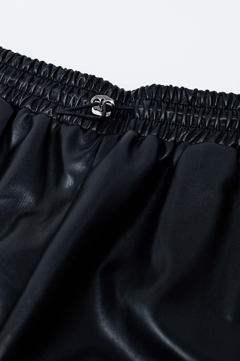 Short en simili-cuir noir avec fronces à la taille et cordon de serrage