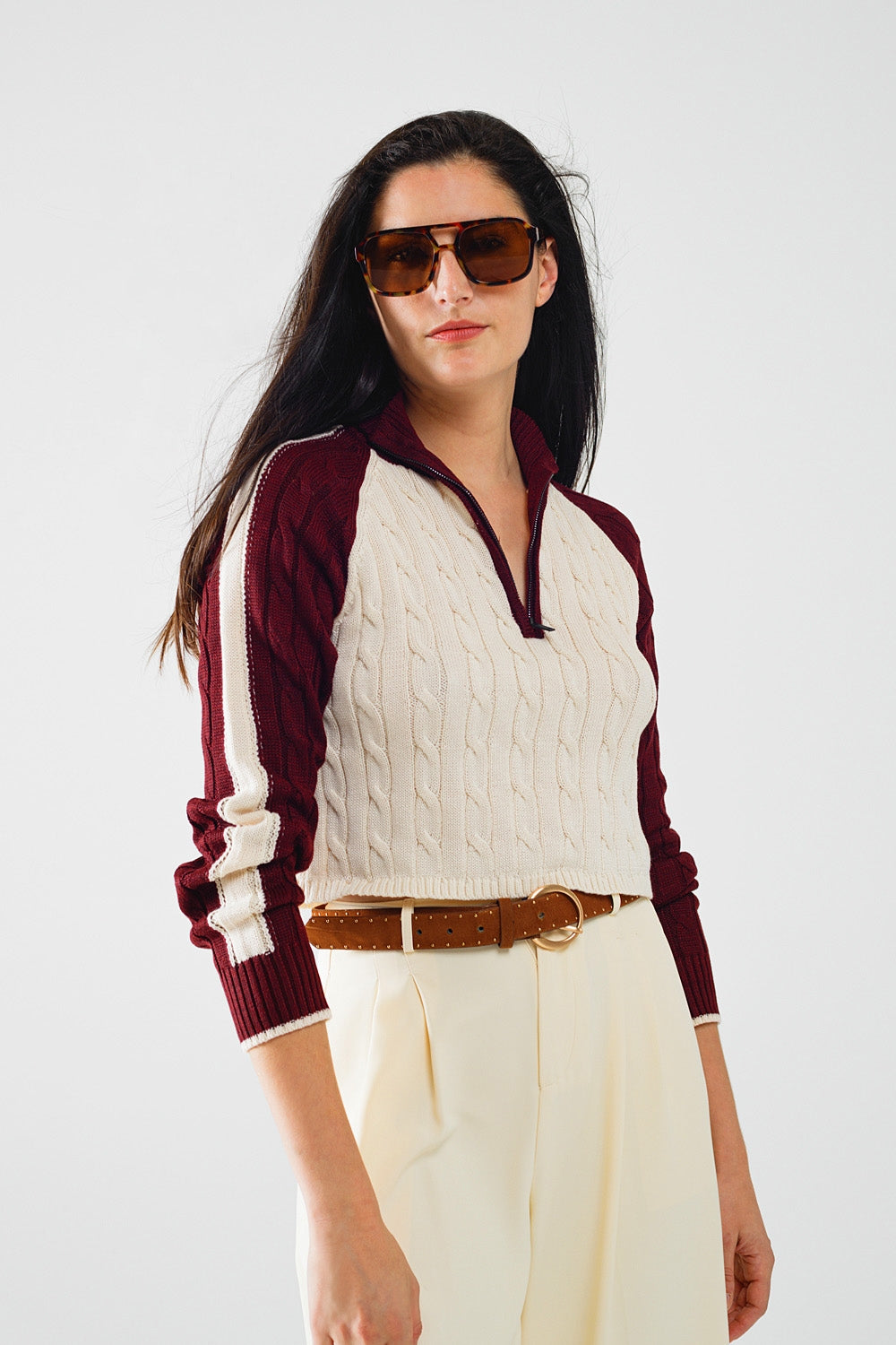 pull cropped blanc et bordeaux avec fermeture éclair au niveau du cou