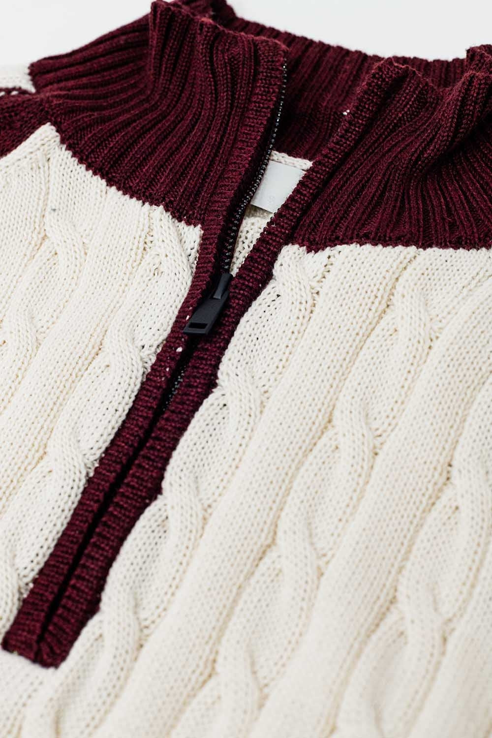 pull cropped blanc et bordeaux avec fermeture éclair au niveau du cou