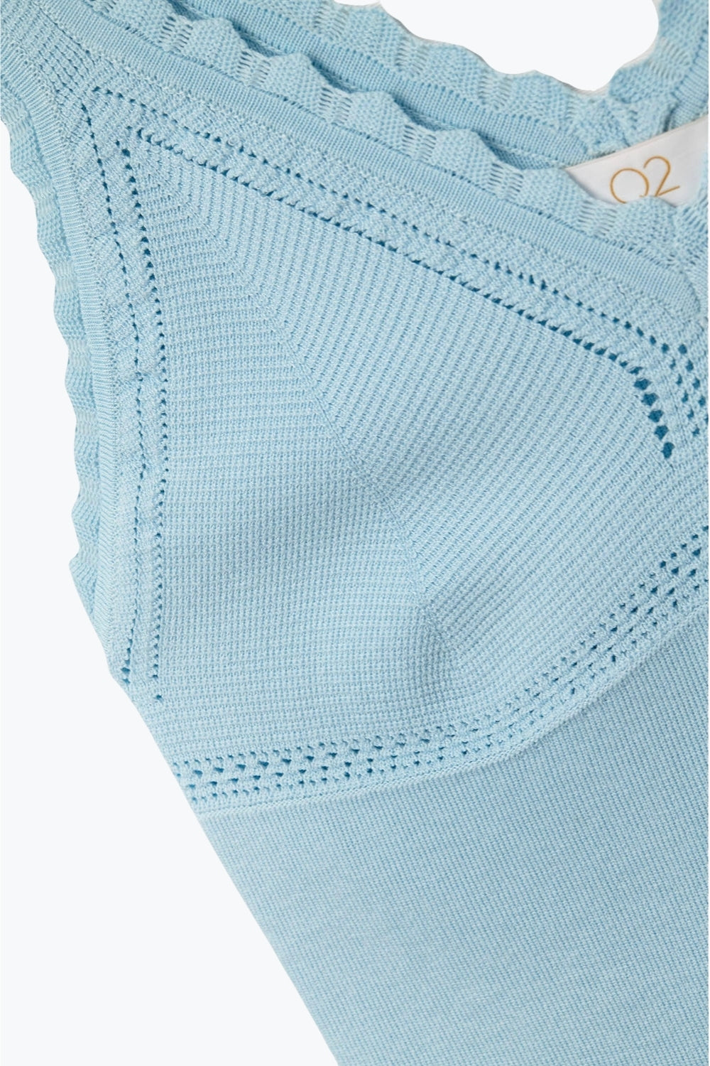 Baby Blue - Top en tricot côtelé avec col en V festonné