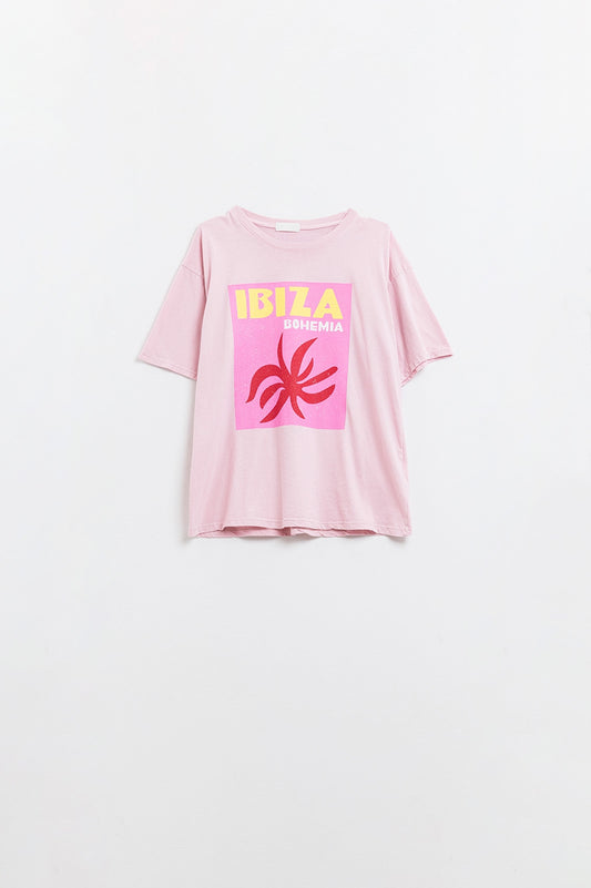 Q2 Baby Pink Ibiza Bohemia Relaxed T-Shirt With Pink Print (T-shirt décontracté Ibiza Bohemia à imprimé rose)