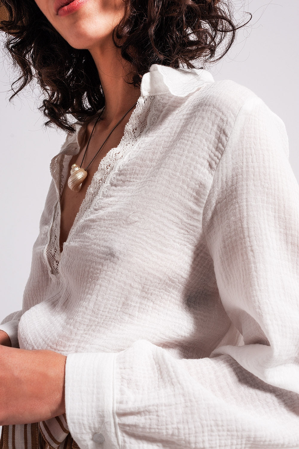 Blouse à col en V et finitions dentelle Crème