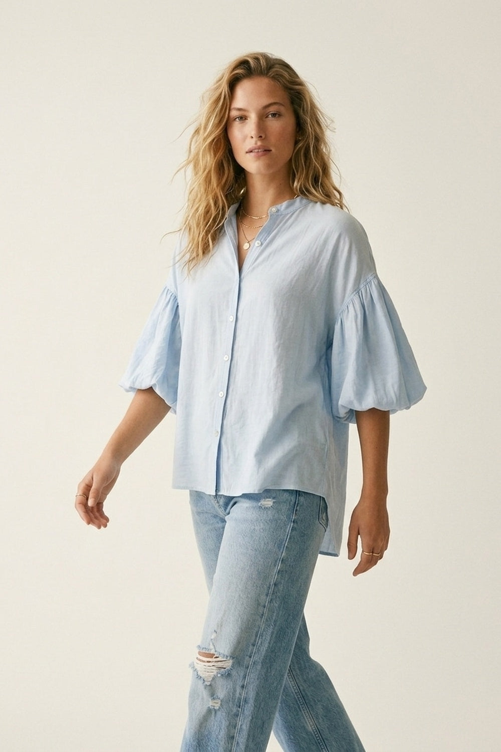 Blouse à manches bouffantes boutonnée au dos bleu clair
