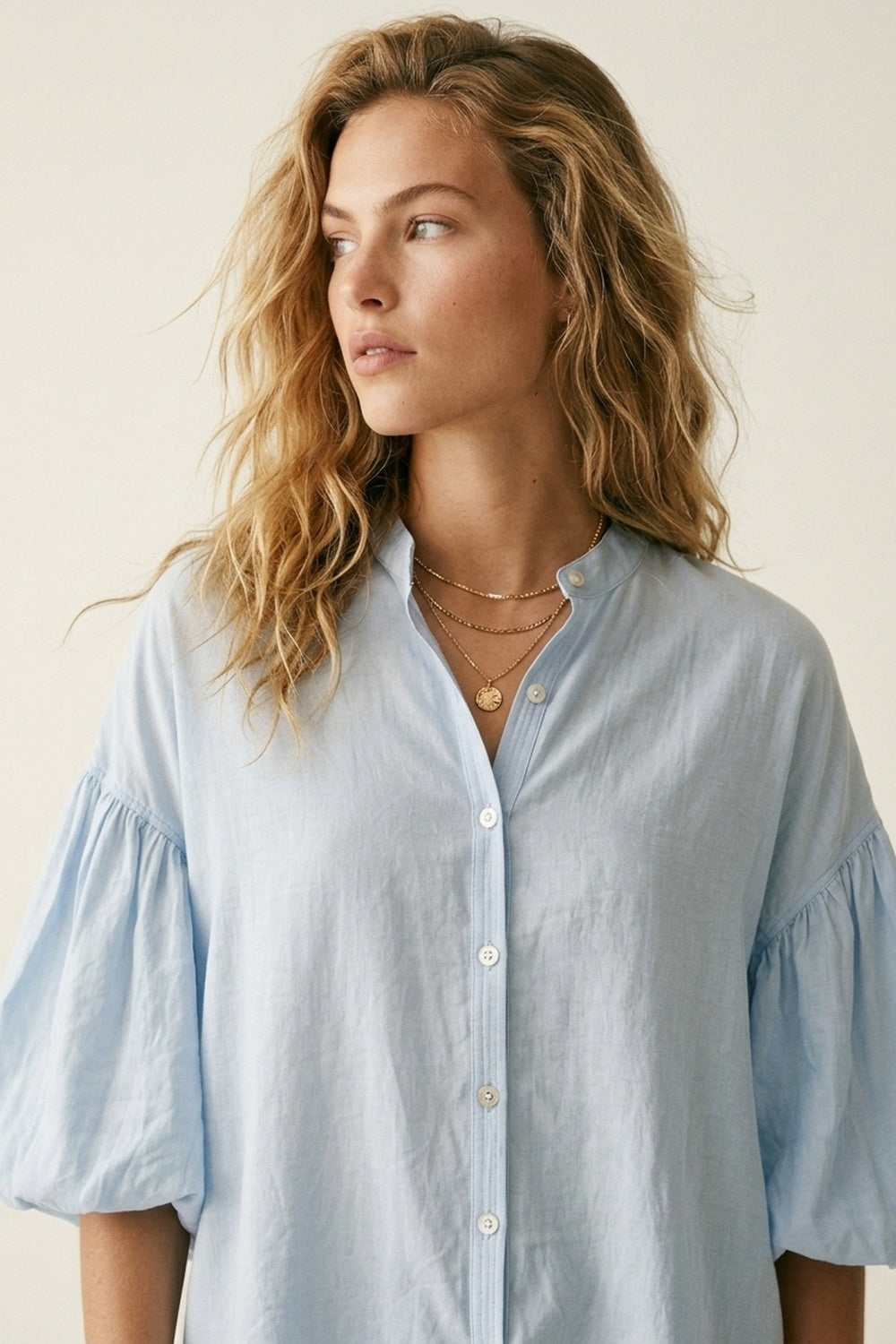 Blouse à manches bouffantes boutonnée au dos bleu clair