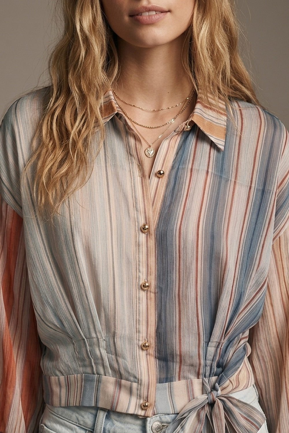 Blouse à rayures multicolores en tissu léger en chiffon