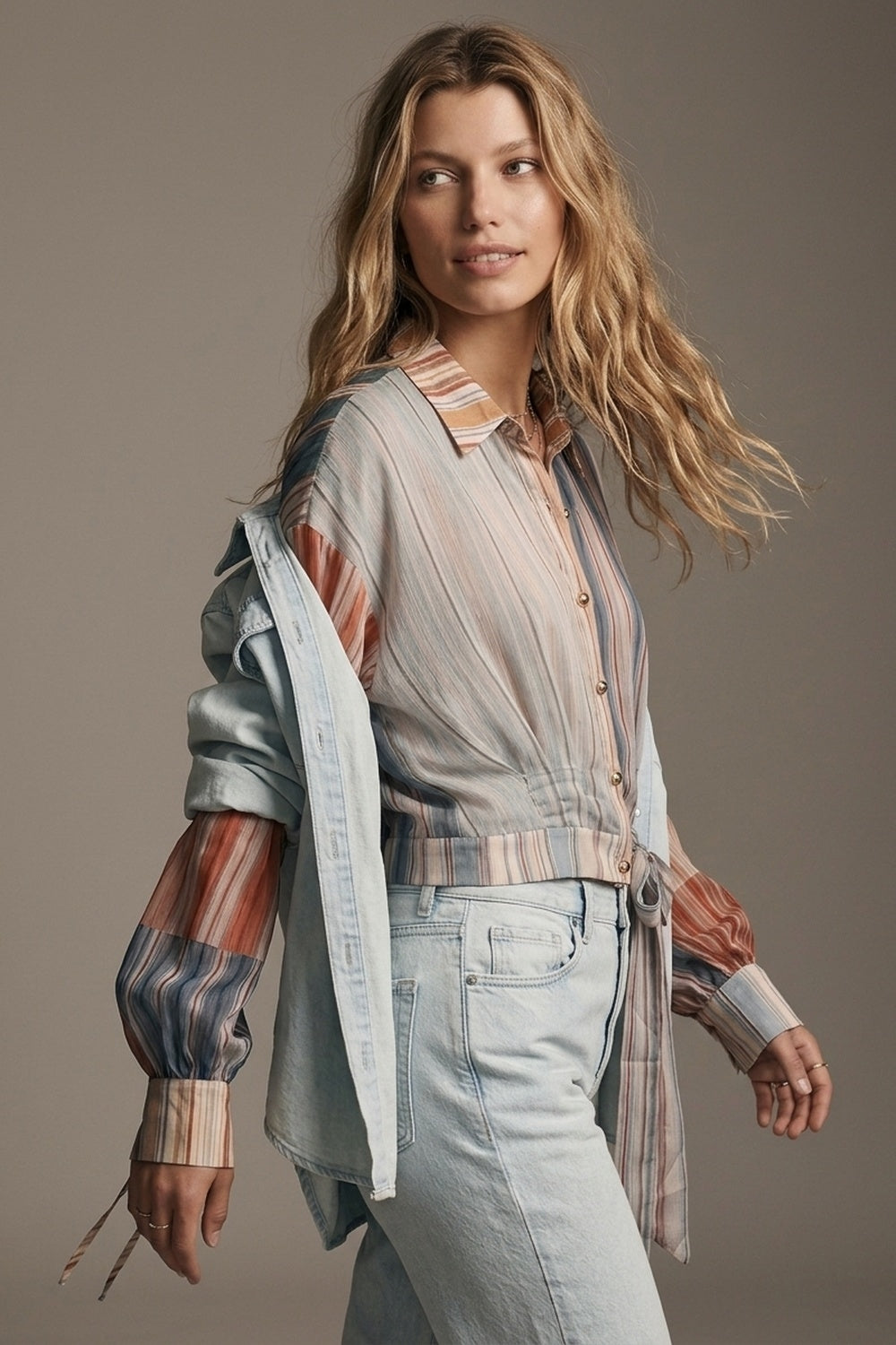 Blouse à rayures multicolores en tissu léger en chiffon