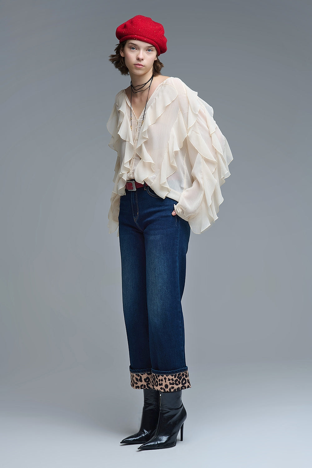 Blouse beige à col V et volants sur l'ensemble du corps