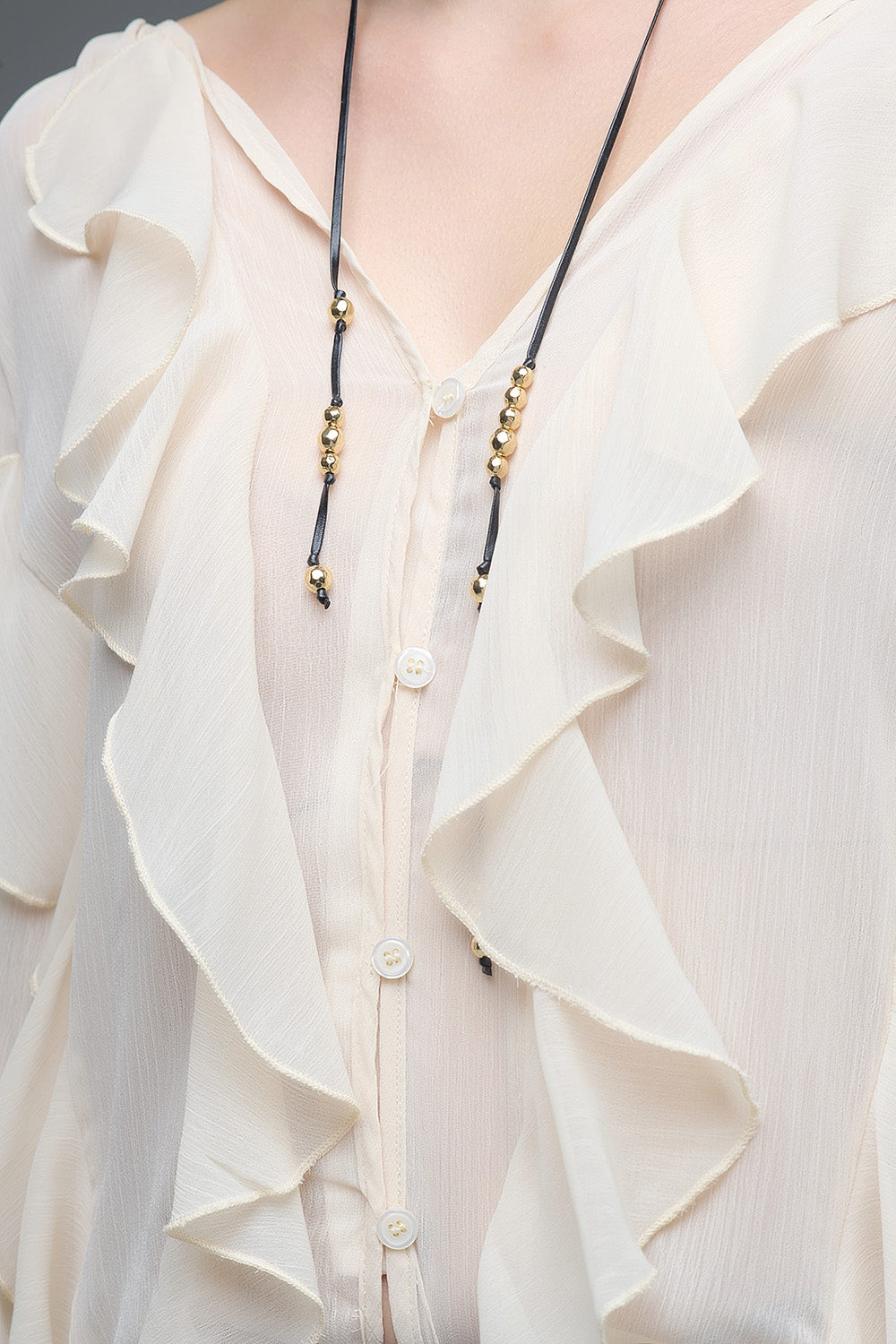 Blouse beige à col V et volants sur l'ensemble du corps