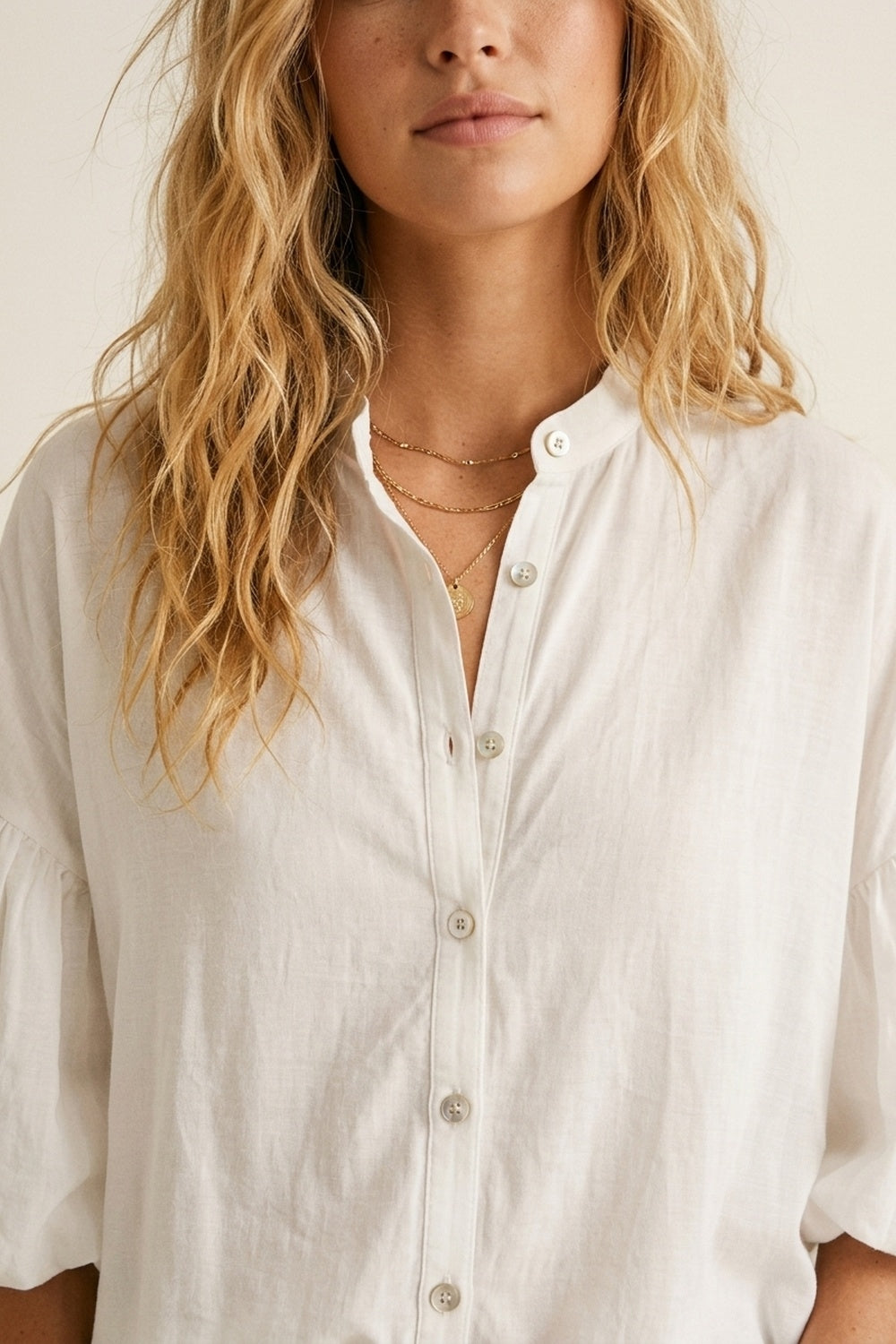 Blouse blanche à manches bouffantes avec ourlet asymétrique