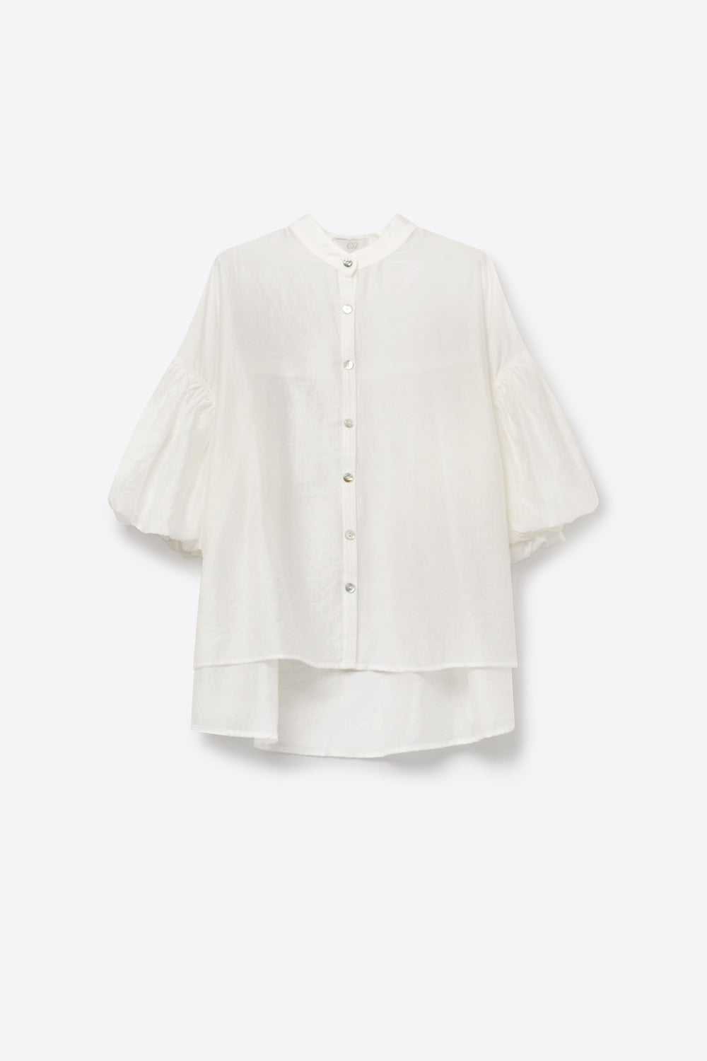 Blouse blanche à manches bouffantes avec ourlet asymétrique
