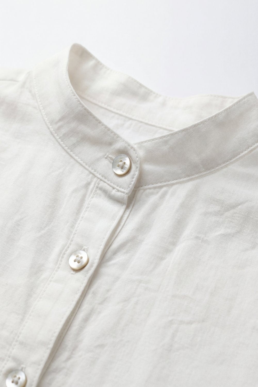 Blouse blanche à manches bouffantes avec ourlet asymétrique
