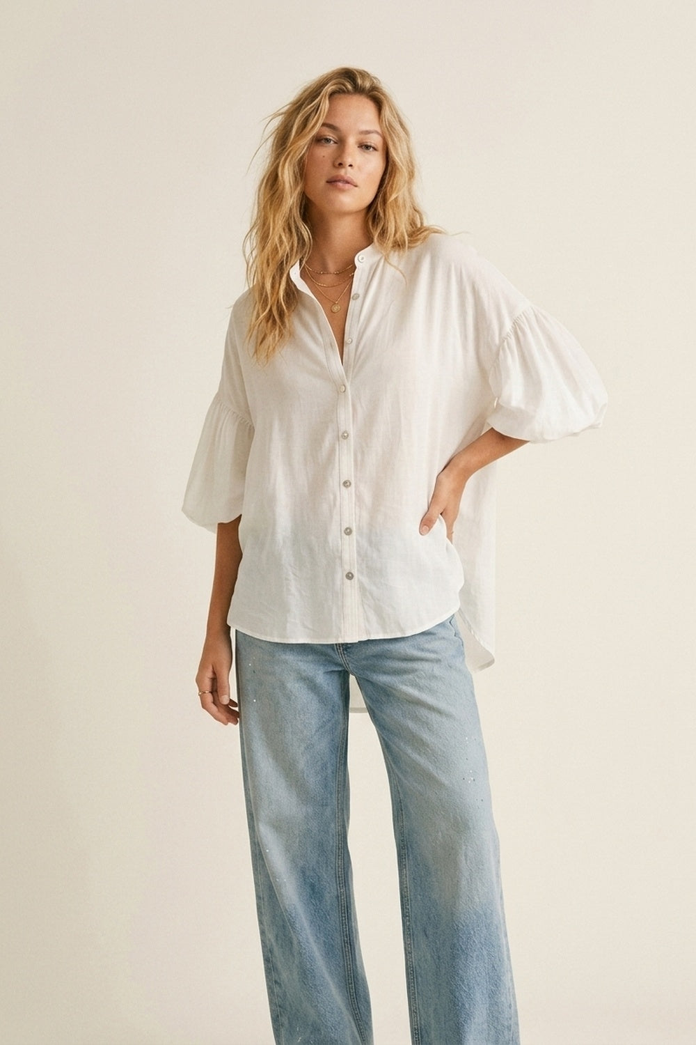 Blouse blanche à manches bouffantes avec ourlet asymétrique