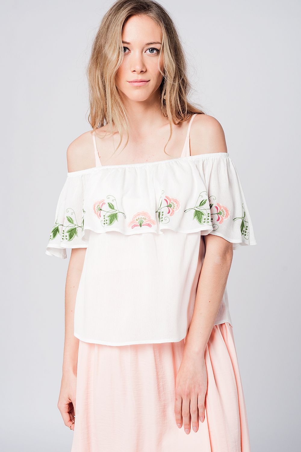 Q2 Blouse blanche détails brodés