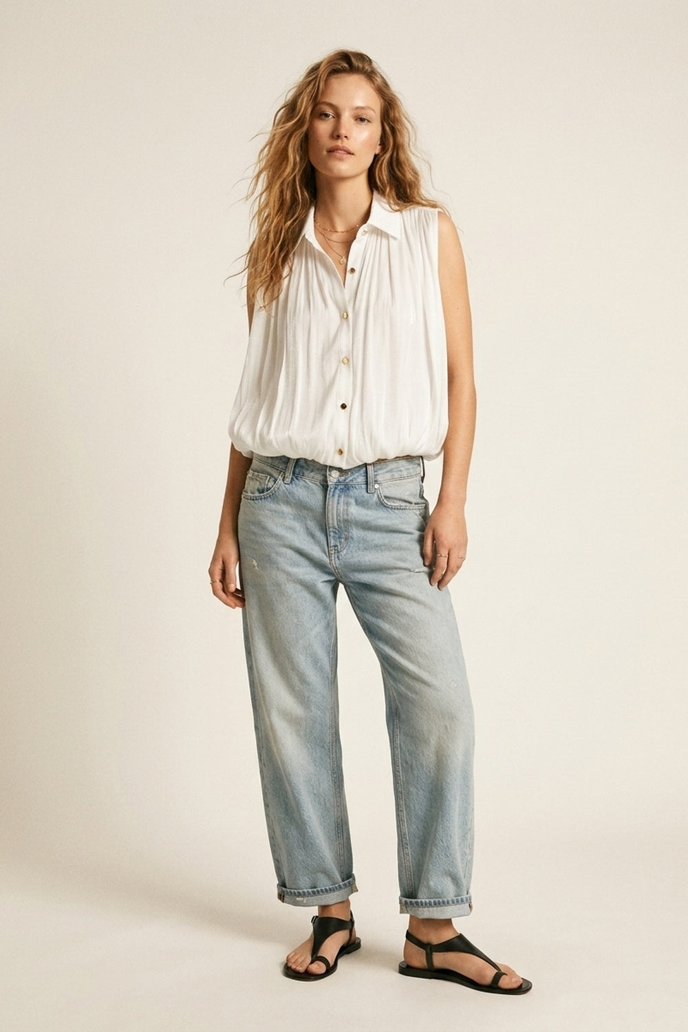 Blouse blanche sans manches à ourlet froncé avec boutons dorés