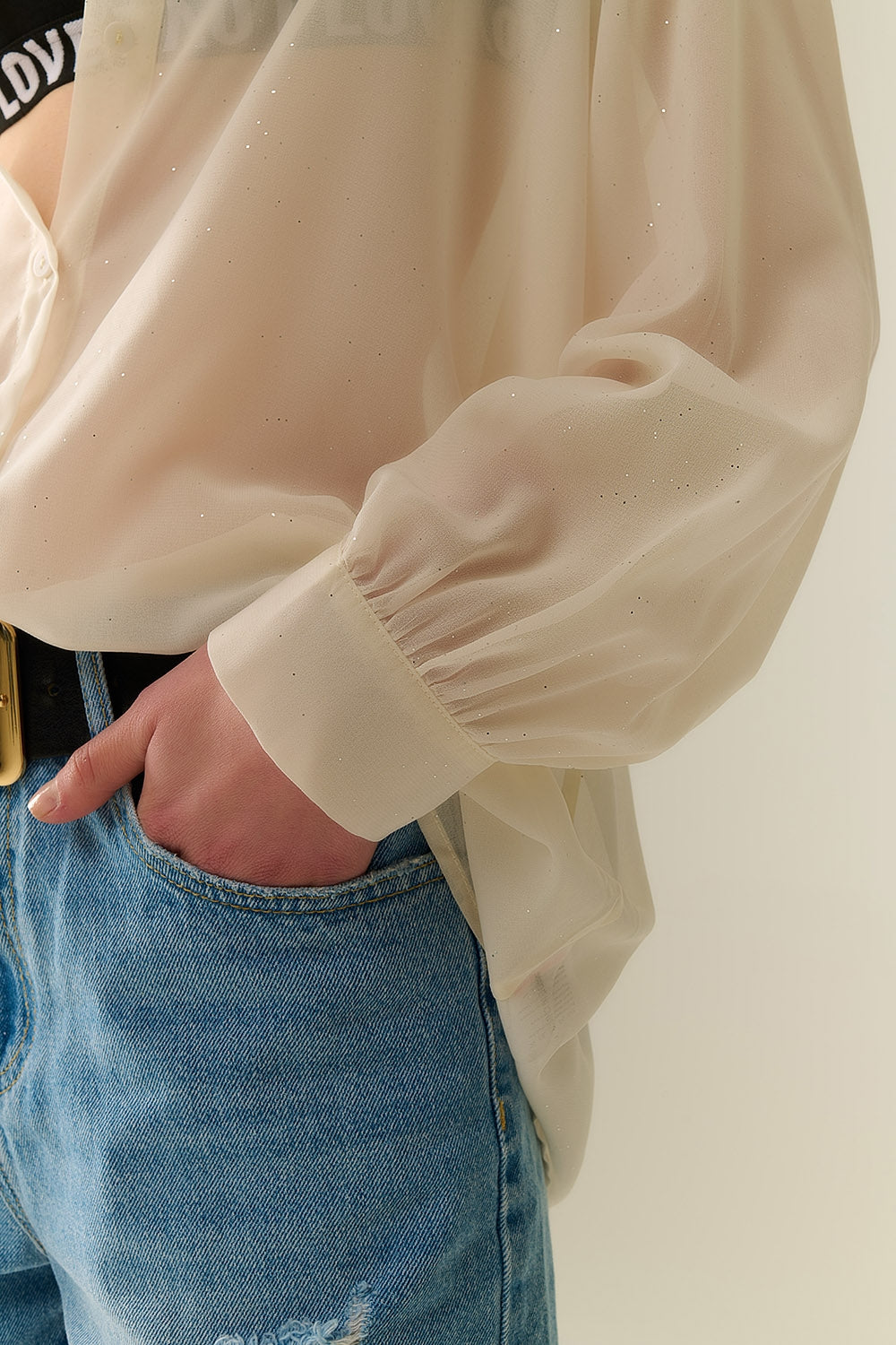 Blouse en chiffon beige doux avec détail pailleté