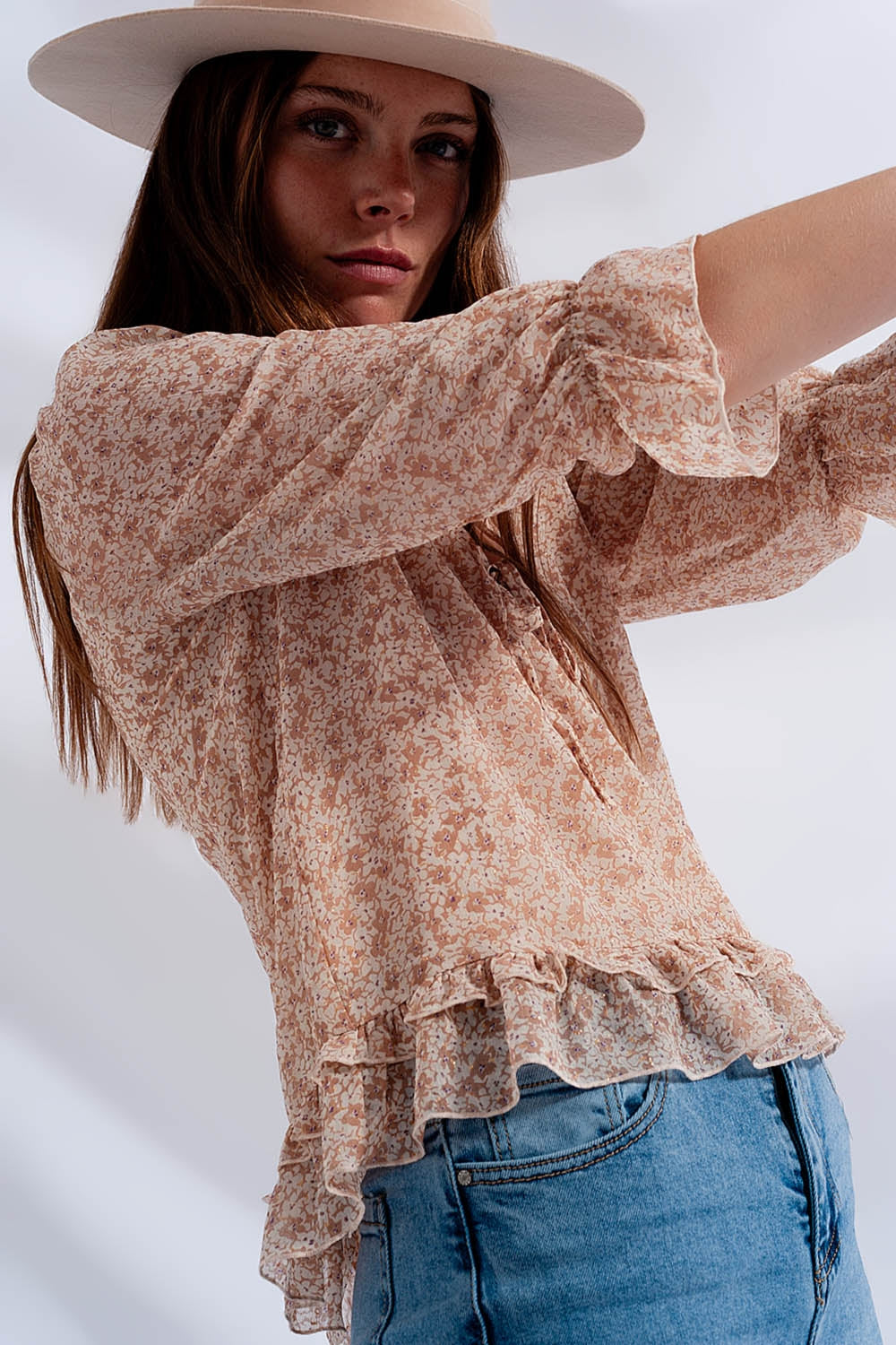 Blouse en mousseline avec lien sur le devant Imprimé à petites fleurs beige
