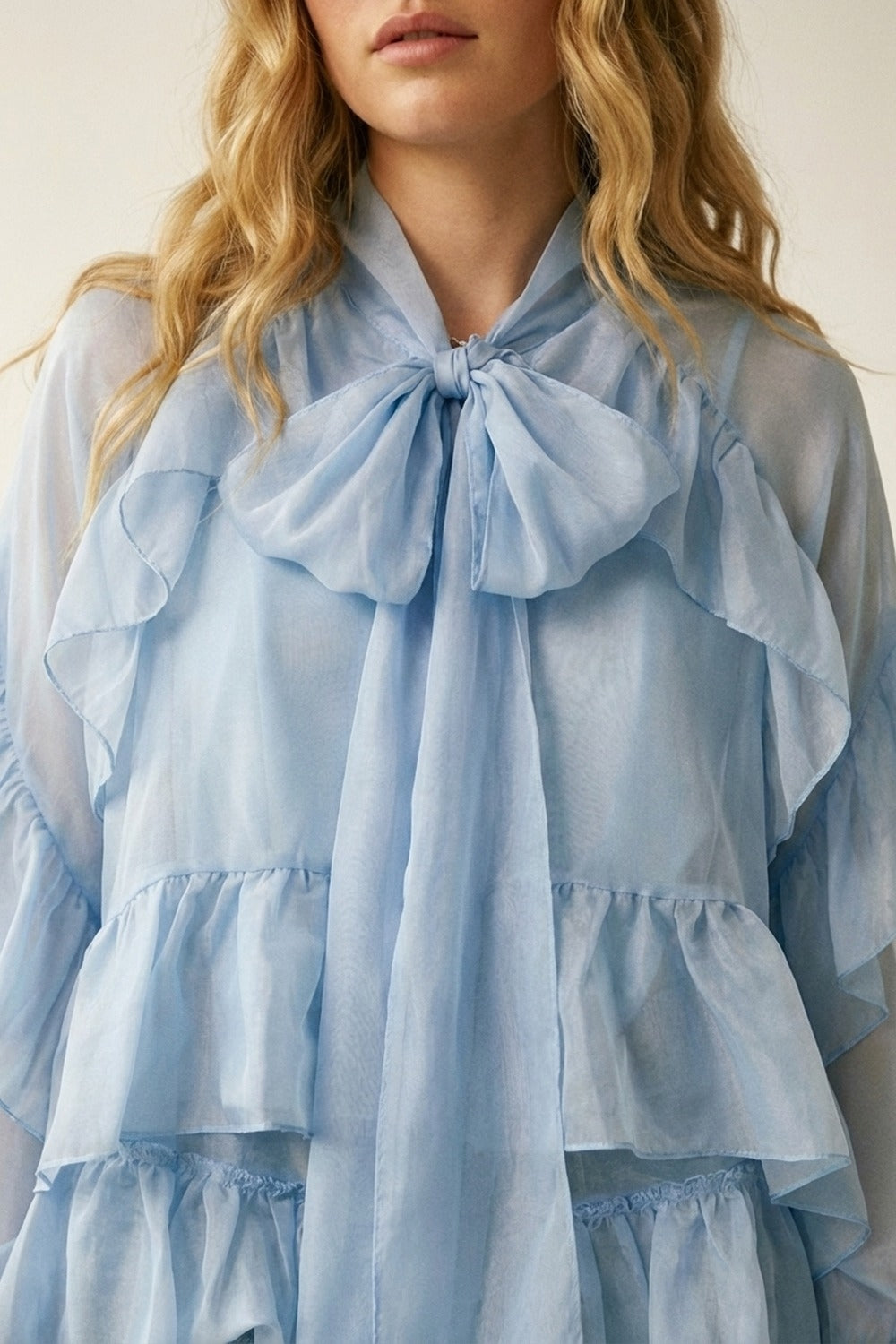 Blouse en mousseline de soie à volants bleu clair en tissu de chiffon