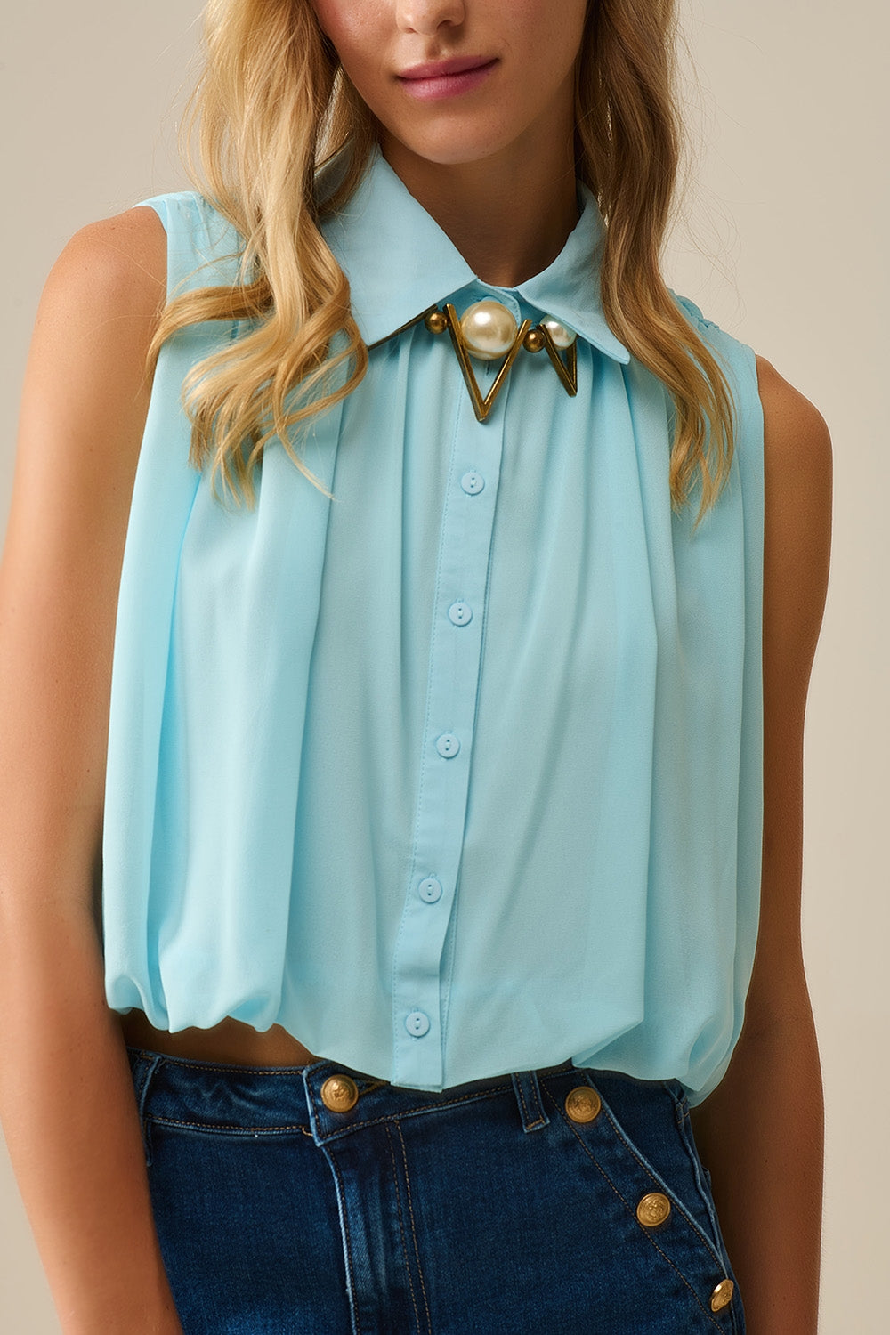 blouse en mousseline de soie bleu ciel avec plis à l'ourlet