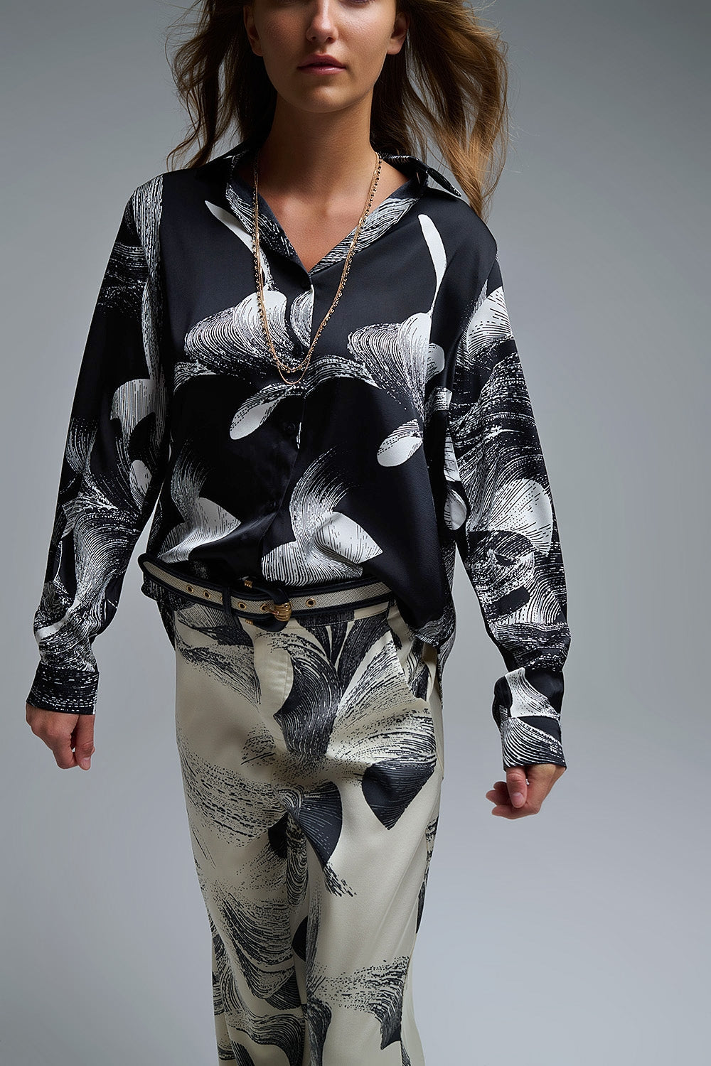 Blouse en satin noir à imprimé abstrait