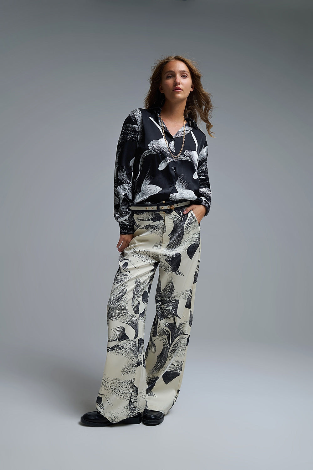 Blouse en satin noir à imprimé abstrait