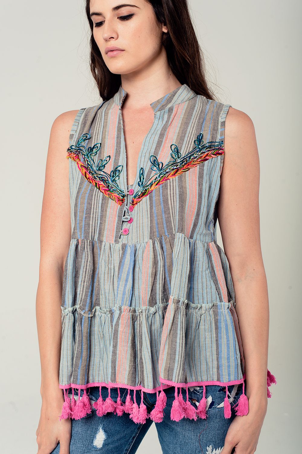 Q2 Blouse sans manche avec pompons et détails brodés gris