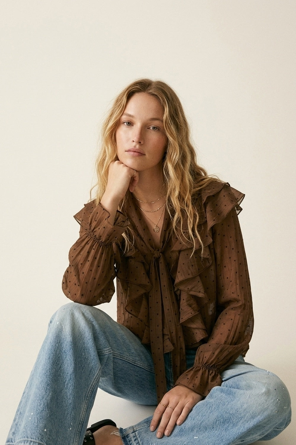 Q2 Blouse transparente marron à pois à volants avec col à nouer