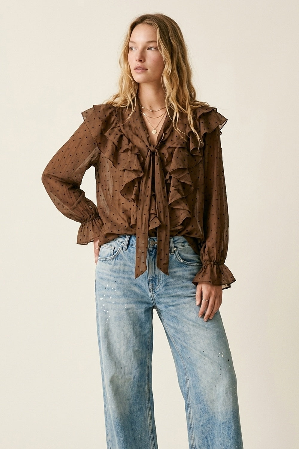 Blouse transparente marron à pois à volants avec col à nouer