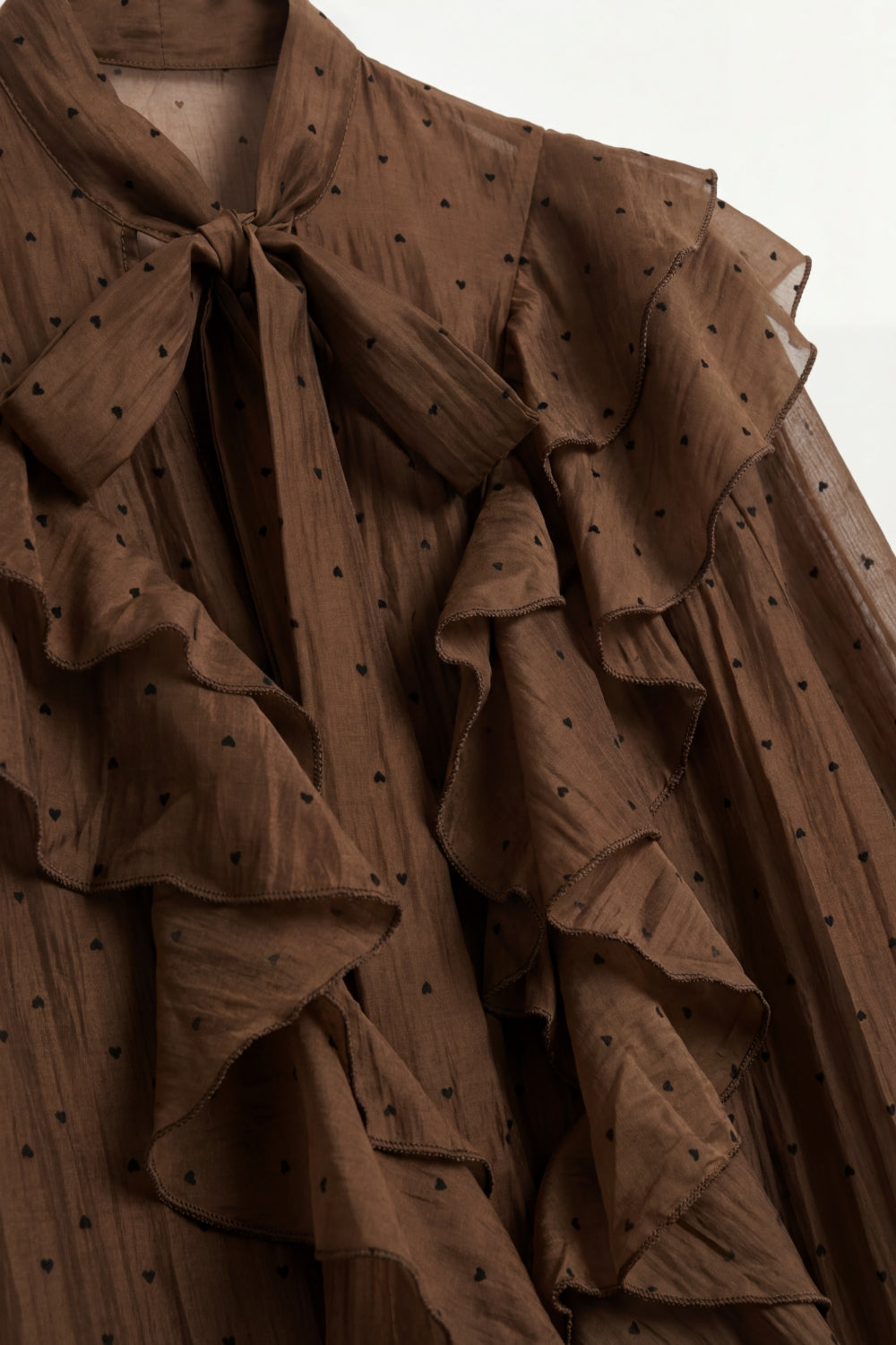 Blouse transparente marron à pois à volants avec col à nouer