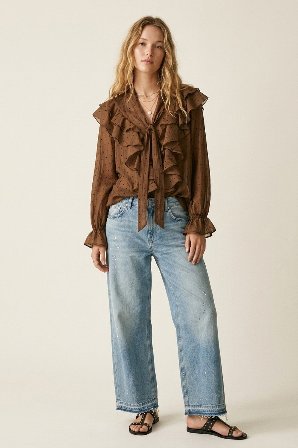 Blouse transparente marron à pois à volants avec col à nouer