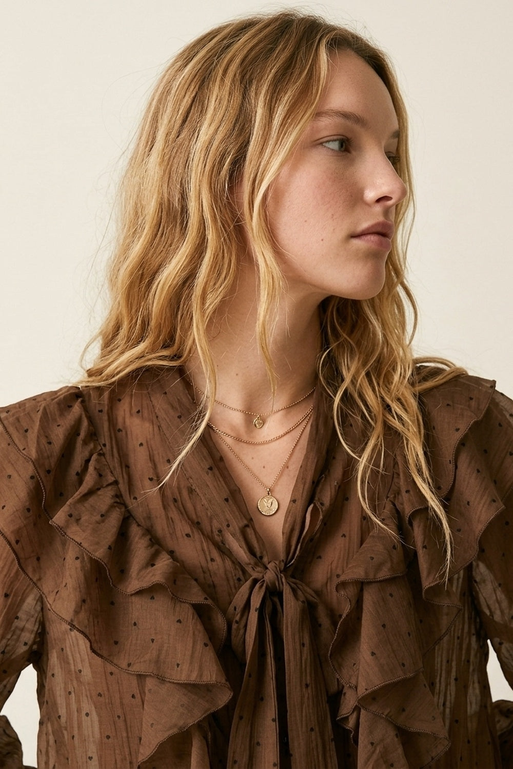 Blouse transparente marron à pois à volants avec col à nouer