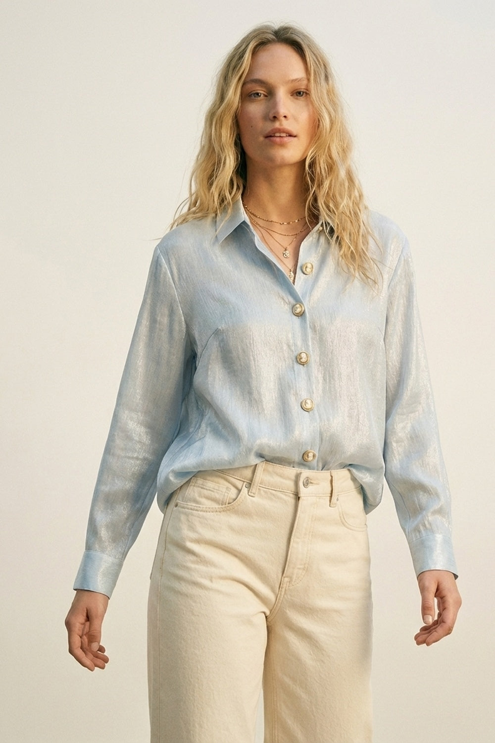 blouse tricotée bleu vif avec boutons rétro