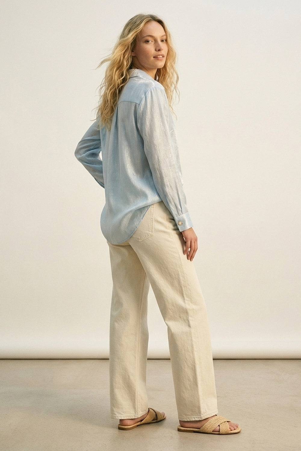 blouse tricotée bleu vif avec boutons rétro