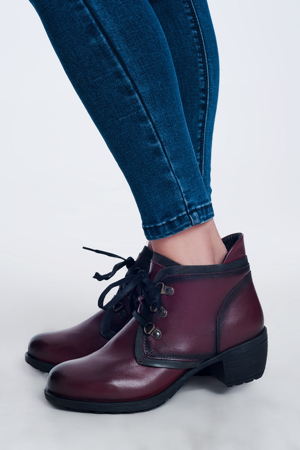 Bottes en cuir à lacets bordeaux