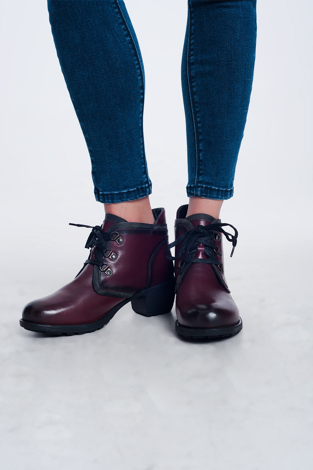 Bottes en cuir à lacets bordeaux