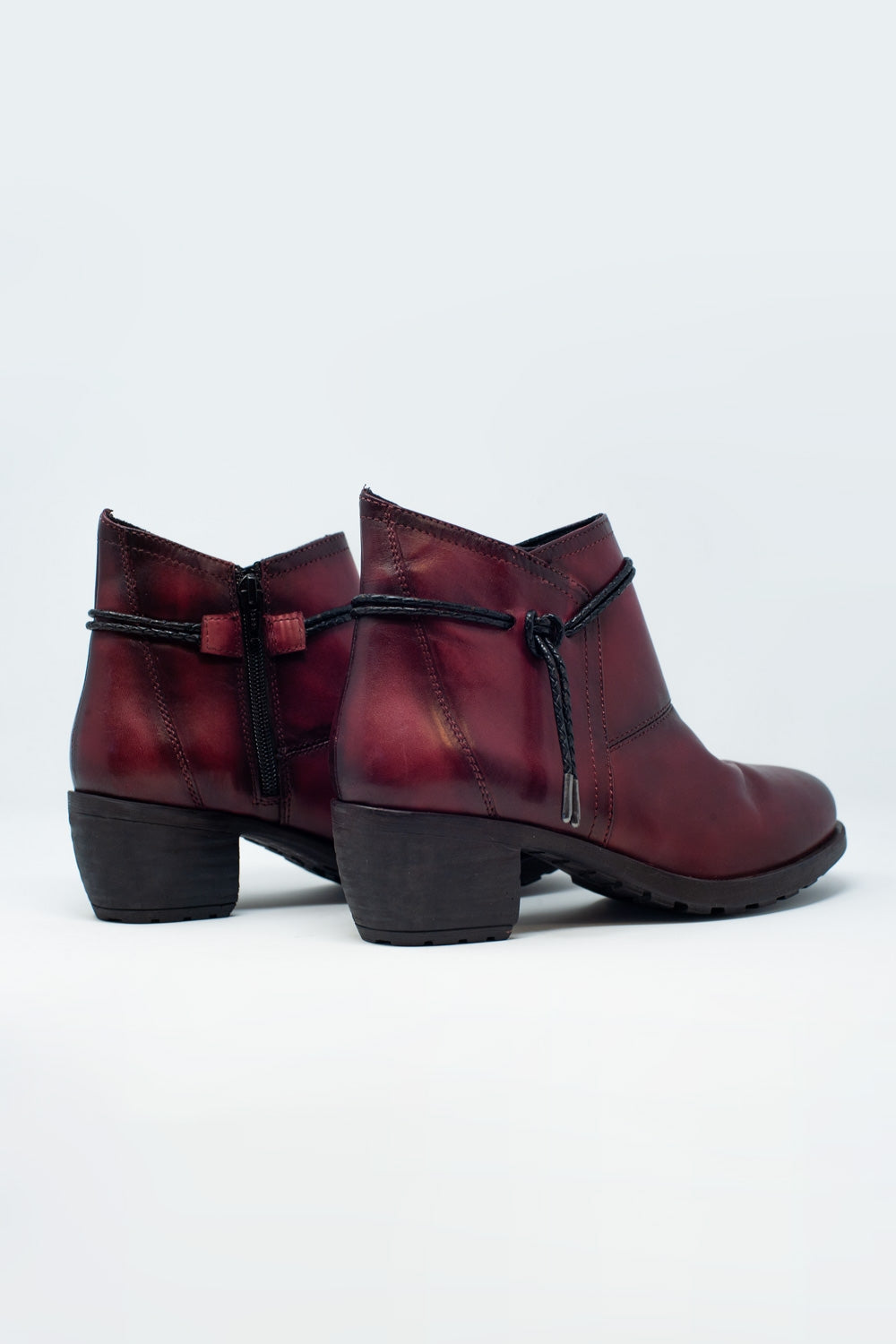 Bottines à talon moyen et à talon bordeaux à bout rond