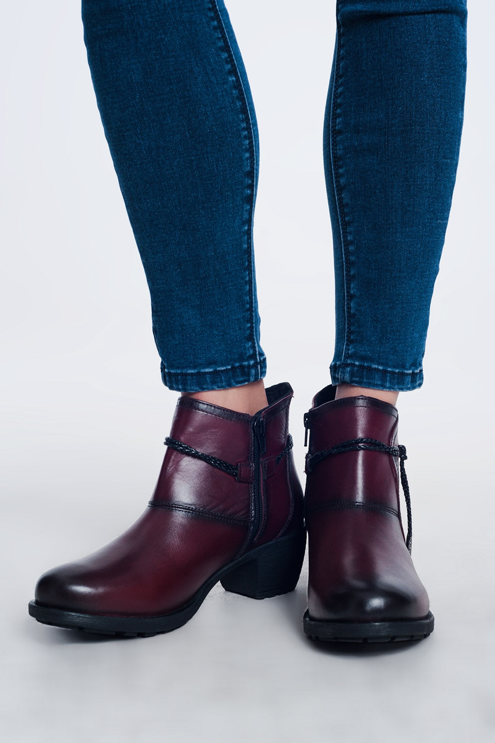 Bottines à talon moyen et à talon bordeaux à bout rond