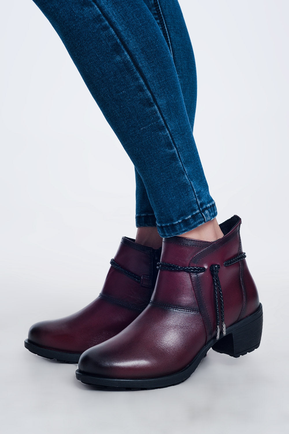 Bottines à talon moyen et à talon bordeaux à bout rond