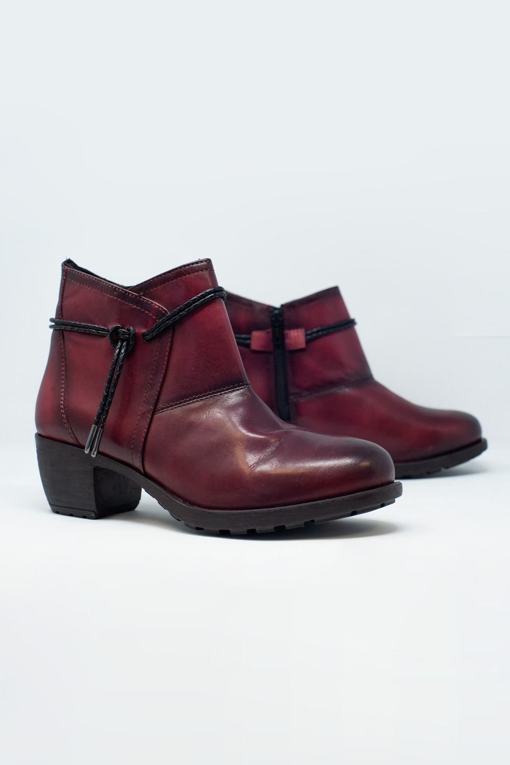 Bottines à talon moyen et à talon bordeaux à bout rond