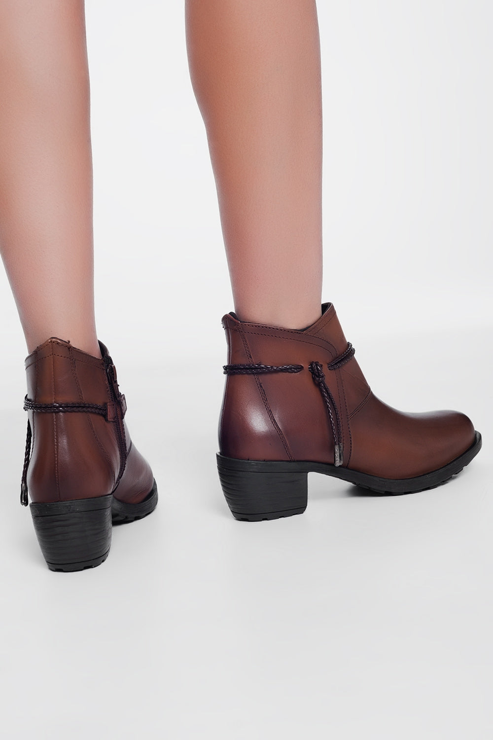 Q2 Bottines à talons carrés mi-hauts avec bout arrondi  Cuir marron