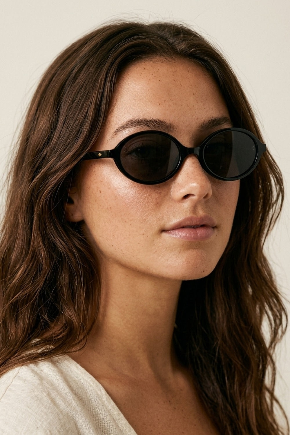 Cadre ovale noir finition brillante lunettes de soleil rétro slim