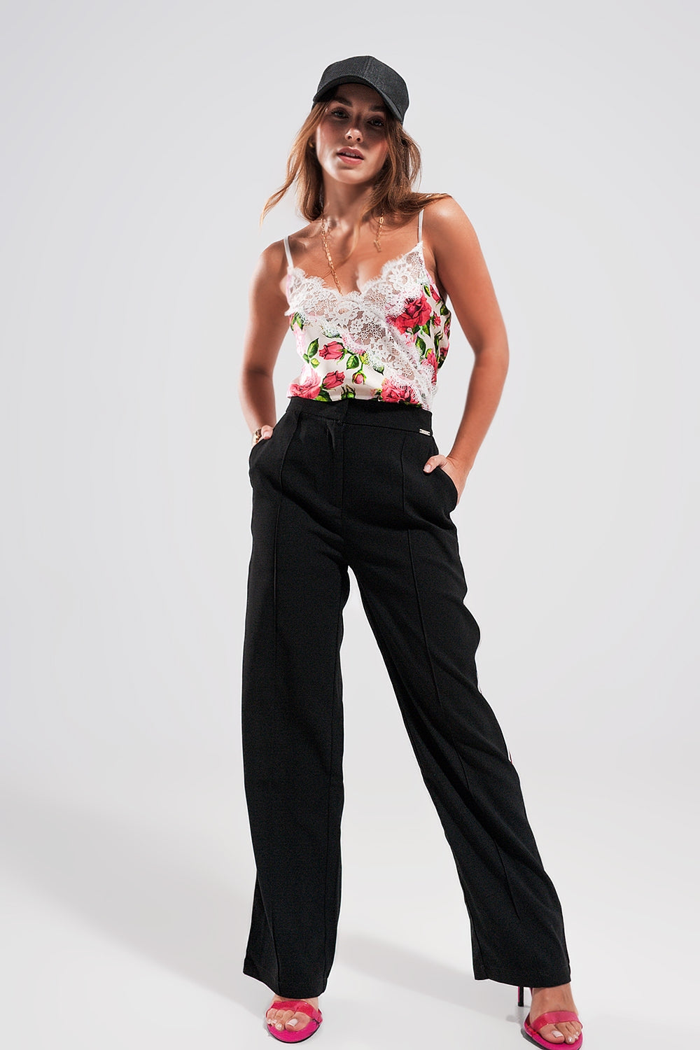 Caraco en satin avec bordures en dentelle à imprimé roses